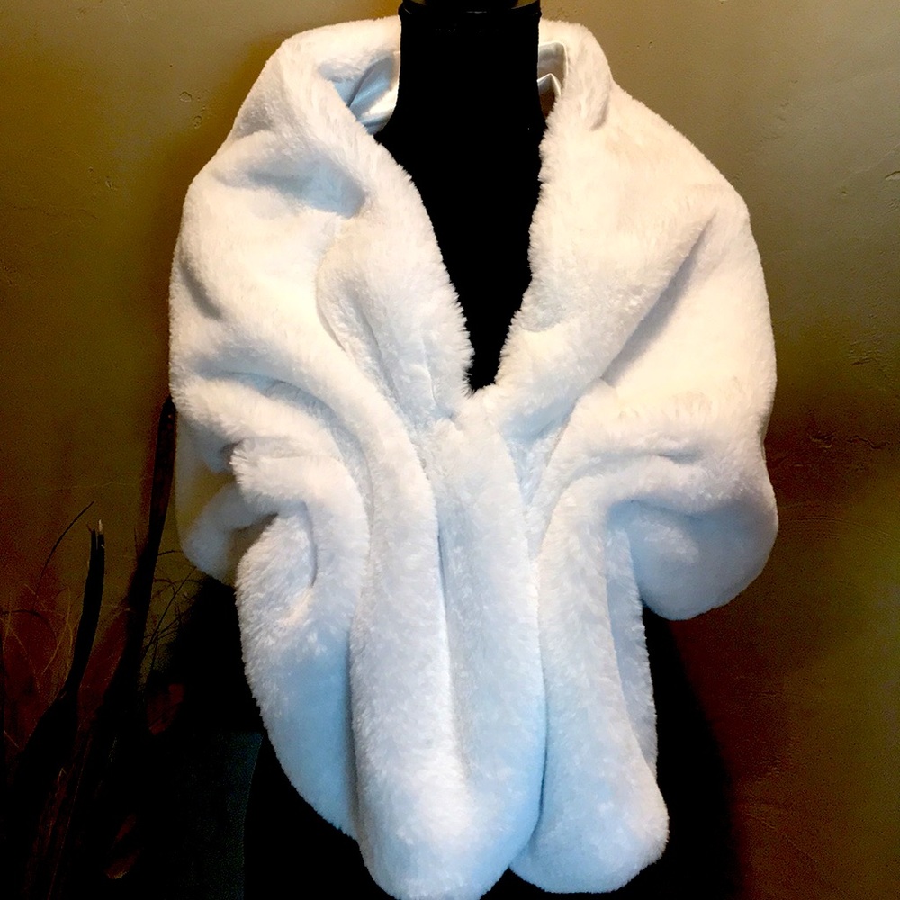 White faux fur wrap. Perfect for your wedding measures approx56”x15”